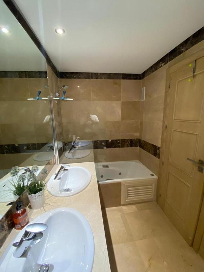 Marina Del Castillo, Duquesa Beachfront Apartment Manilva Exterior foto